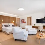 Villa Luxury Bracchia Magic Retreat I With Large Heated Pool & On Brac *