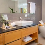 Villa Luxury Bracchia Magic Retreat I With Large Heated Pool & On Brac *