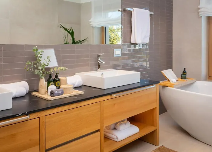 Βίλα Luxury Bracchia Magic Retreat I With Heated Pool, Sauna And Jacuzzi On Brac *